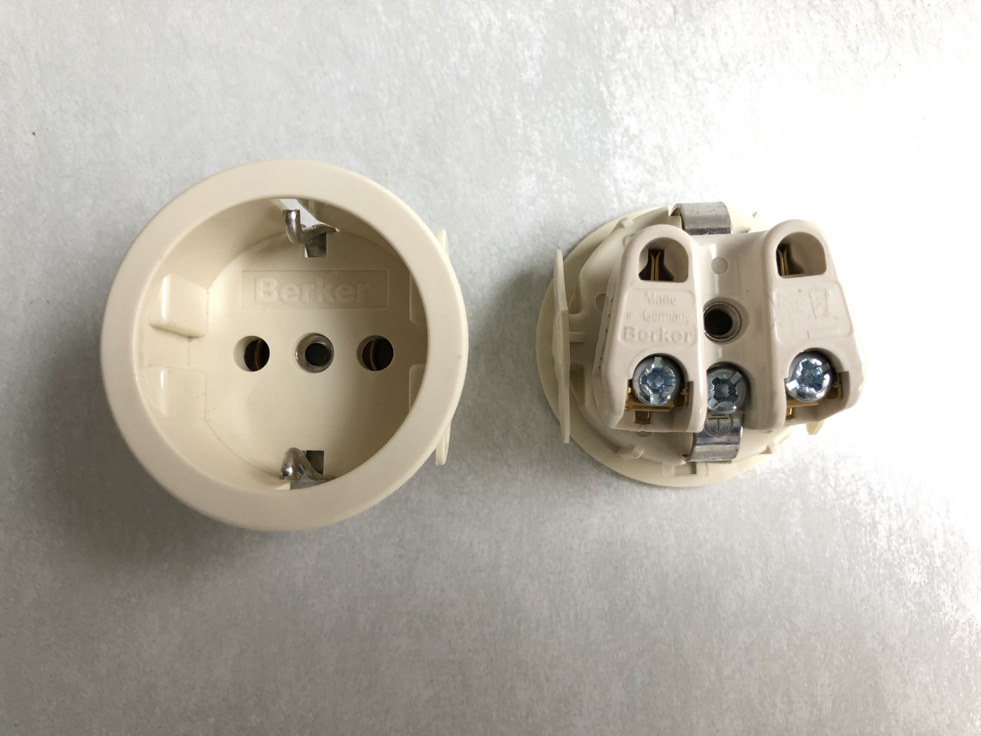 ジャーマ埋込ンコンセント　418902