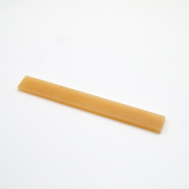 【サドル】牛骨 ボーン 無漂白 オイル漬 厚3mmx長85mmx高10mm 基準音質 定番材 安定チューニング リペア製作系 メンテナンス <送料200円ポスト投函>#2706