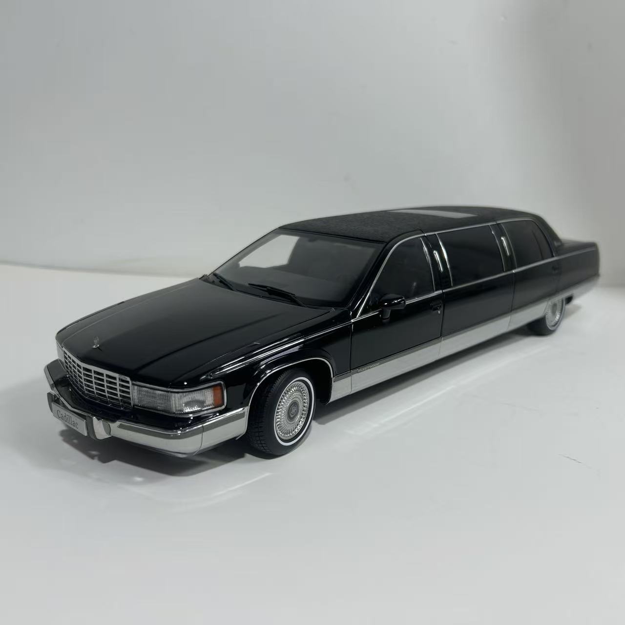 XiaoGuang MODEL 1/18 (ダイキャスト製) キャデラック fleetwood long