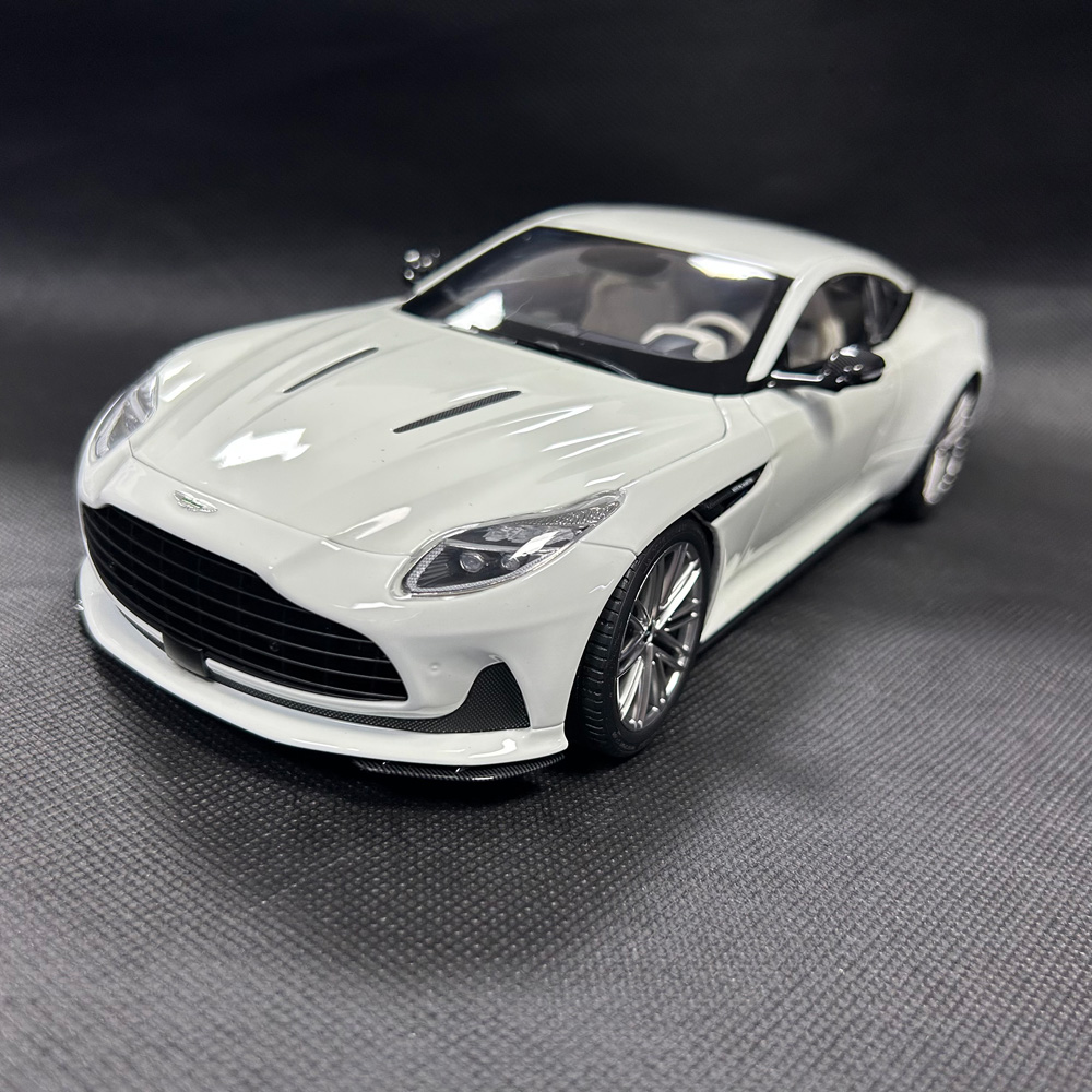 XiaoGuang MODEL 1/18 (ダイキャスト製) アストンマーティン