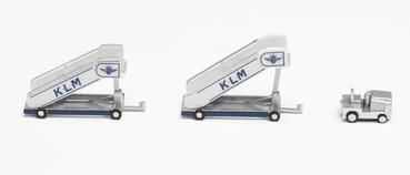 herpa wings 1/200 (プラスチック製) KLMオランダ航空 タラップ (2個) トラクター付 (1個)