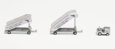 herpa wings 1/200 (プラスチック製) パンアメリカン航空 タラップ (2個) トラクター付 (1個)