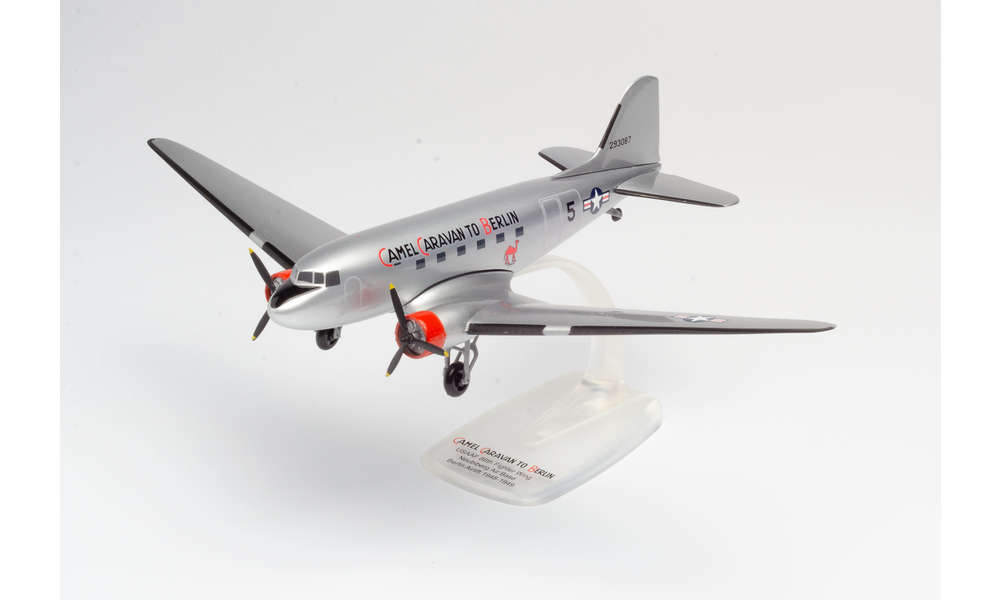 herpa wings 1/100 (プラスチック製) C-47A USAAF ベルリン大空輸70周年記念 "Camel Caravan" ※スナップフィット