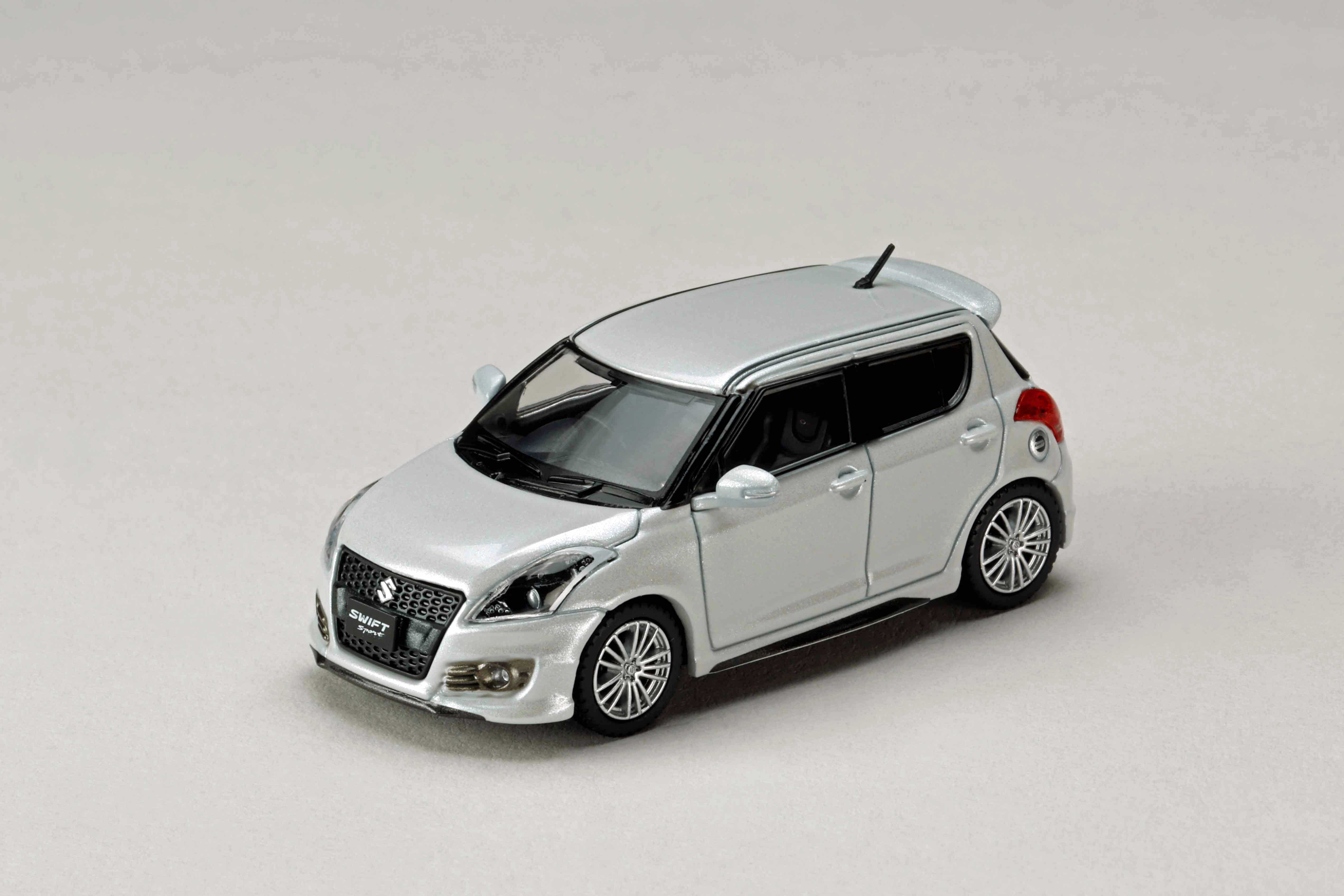 [予約]ホビージャパン 1/64 (ダイキャスト製) スズキ スイフトスポーツ (ZC32S) 純正オプション装着車 スノーホワイトパール
