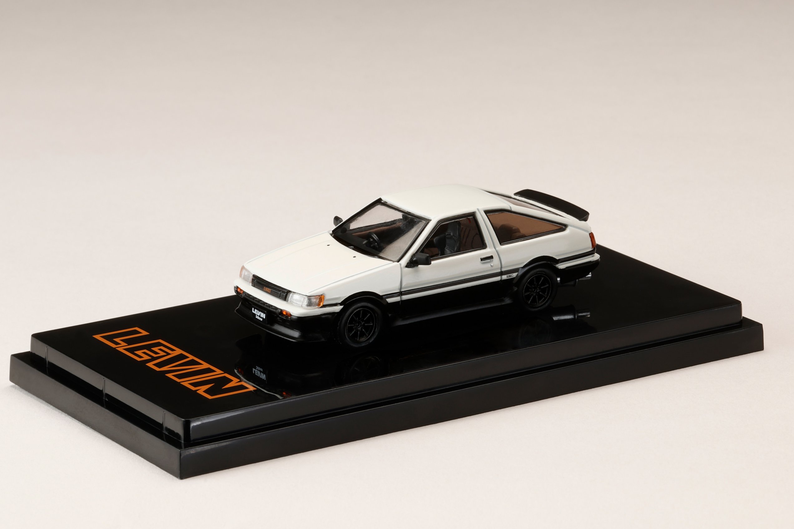 [予約]ホビージャパン 1/64 (ダイキャスト製) Toyota COROLLA LEVIN AE86 3DOOR カスタムバージョン 1983 ホワイト/ブラック 