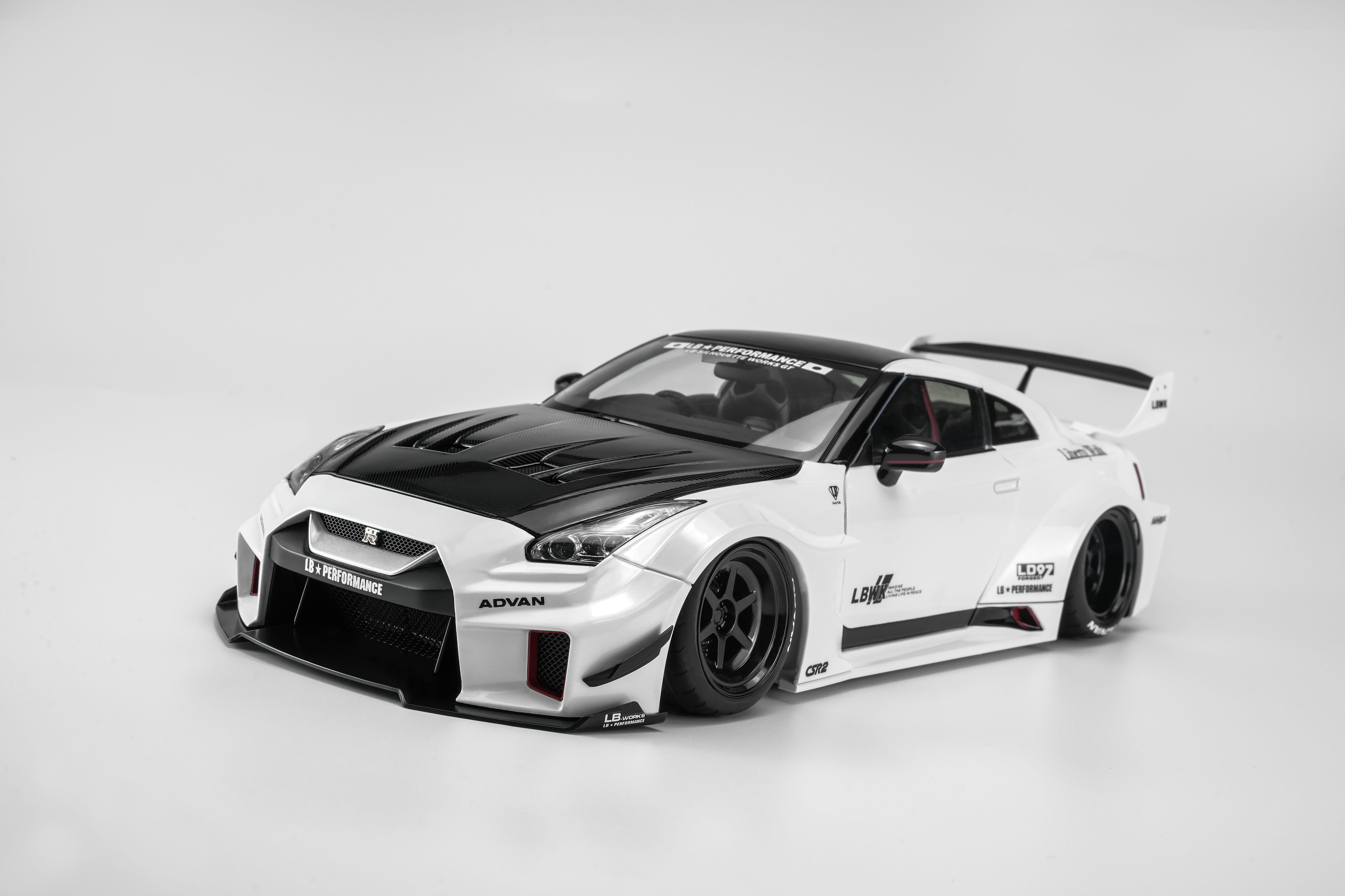 [予約]MOTORHELIX(モーターへリックス) 1/18 (ダイキャスト製) LB-Silhouette WORKS GT Nissan 35GT-RR Ver.2 White w/cf bonnet