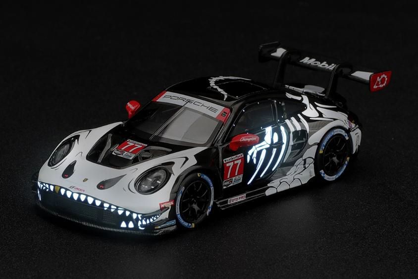 [予約]MINI GT 1/64 (ダイキャスト製) ポルシェ 911 GT3 R (992) IMSA プチ・ル・マン 2026 #77 AO Racing "Skeleton Rexy"(左ハンドル)