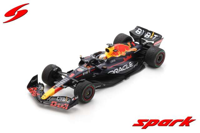 Spark (スパーク) 1/18 (レジン製) Oracle Red Bull Racing RB18 No.1 Oracle Red Bull Racing Winner Japanese GP 2022 2022 Formula One Drivers' Champion  Max Verstappen With No.1 and World Champion Board