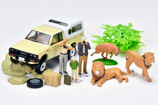 [予約]海洋堂×トミカリミテッドヴィンテージネオ 1/64 (プラスチック製) ジオコレ64 ＃カースナップ32a サファリ4（ニッサン トラック 4×4 キングキャブ付属）