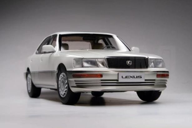[予約]XiaoGuang MODEL 1/18 (ダイキャスト製) レクサス LS400 1993 ホワイト
