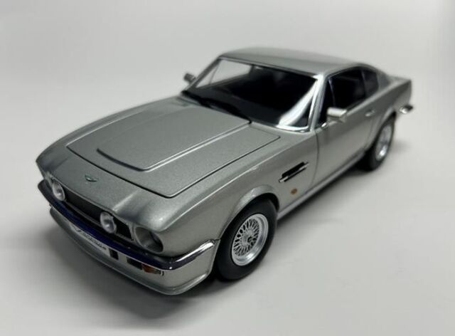 [予約]XiaoGuang MODEL 1/18 (ダイキャスト製) Aston Martin V8 Vantage シルバー