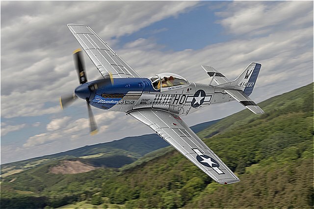 [予約]CORGI(コーギー) 1/72 (ダイキャスト製) ノースアメリカン P-51D マスタング "ムーンビーム・マクスワイン" ウィリアム・T・"ビル"・ウィスナー・ジュニア大尉