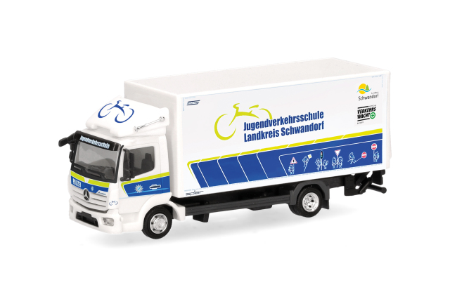 [予約]herpa Cars&Trucks 1/87 (プラスチック製) メルセデスベンツ アテゴ '13  リアテールリフト付トラック  シュヴァンドルフ地区青少年交通学校