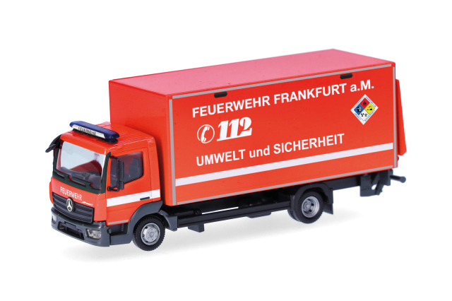 [予約]herpa Cars&Trucks 1/87 (プラスチック製) メルセデスベンツ アテゴ13 ボックストラック テールリフト付 "フランクフルト消防/油災害装備車"