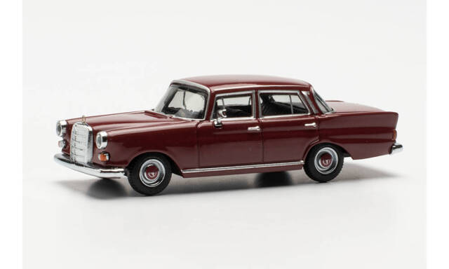 herpa Cars&Trucks 1/87 メルセデスベンツ 200 フィンテール ワインレッド