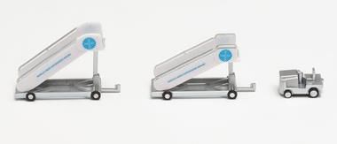 herpa wings 1/200 (プラスチック製) パンアメリカン航空 タラップ (2個) トラクター付 (1個)