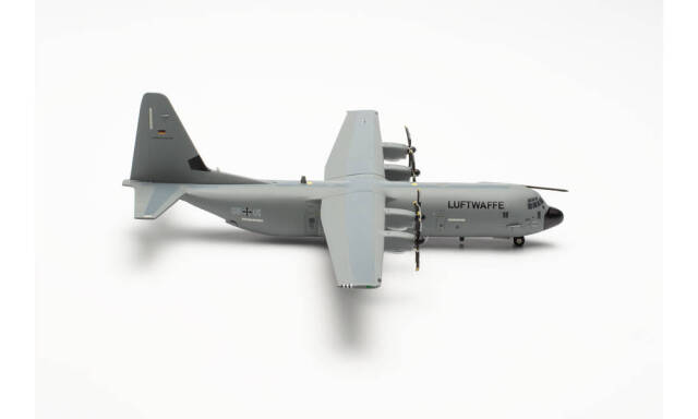 herpa wings 1/200 C-130J-30 ドイツ空軍 Franco-German Airlift Squadron エヴルー＝フォヴィル空軍基地 55+01