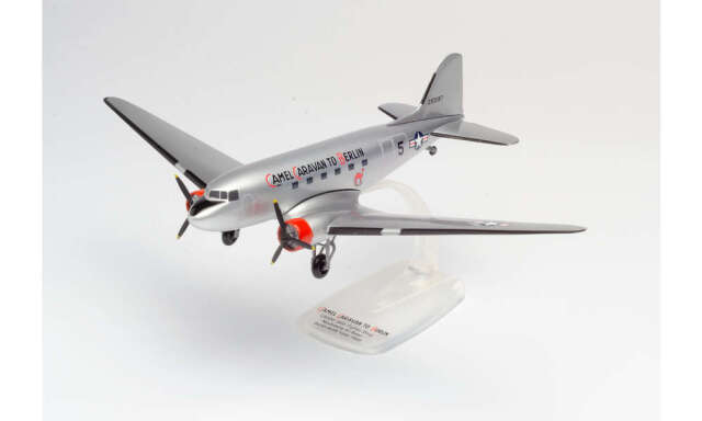 herpa wings 1/100 (プラスチック製) C-47A USAAF ベルリン大空輸70周年記念 "Camel Caravan" ※スナップフィット