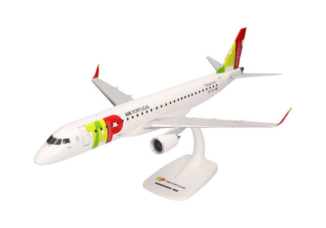 herpa wings 1/100 (プラスチック製) E195 TAPエクスプレス CS-TTY “Lisboa” ※スナップフィット