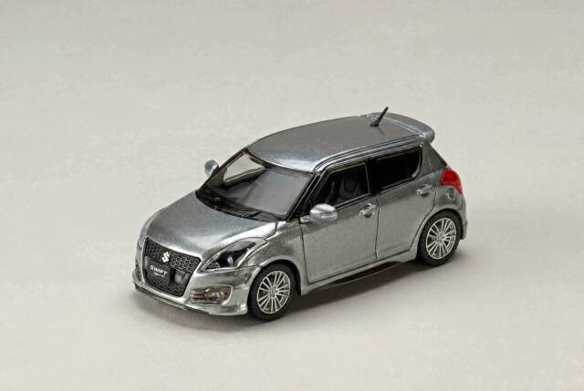 [予約]ホビージャパン 1/64 (ダイキャスト製) スズキ スイフトスポーツ (ZC32S) 純正オプション装着車 プラチナシルバーメタリック