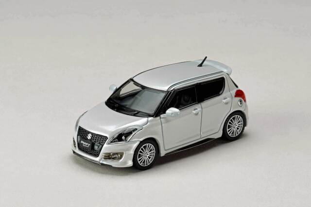 [予約]ホビージャパン 1/64 (ダイキャスト製) スズキ スイフトスポーツ (ZC32S) 純正オプション装着車 スノーホワイトパール