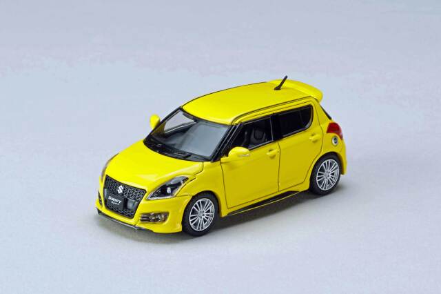 [予約]ホビージャパン 1/64 (ダイキャスト製) スズキ スイフトスポーツ (ZC32S) 純正オプション装着車 チャンピオンイエロー
