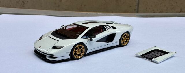 HUNG HING TOYS 1/64 HS003-01A ランボルギーニー・カウンタック LPI 800-4 (White) (gold wheel rims)