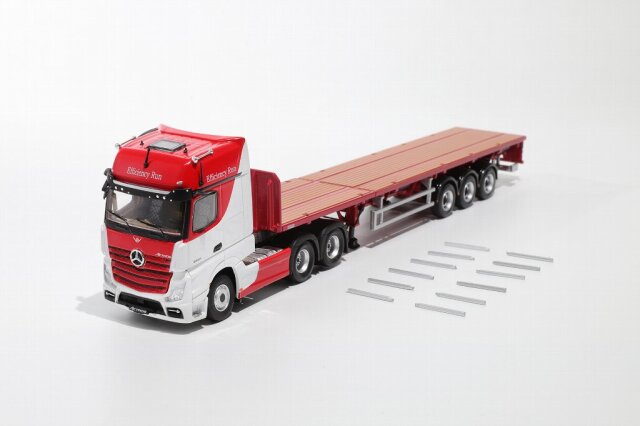 ゲインコーププロダクツ 1/64 (ダイキャスト製)  Mercedes-Benz ACTROS ギガスペース 6x2 セミトラクター ＆ スケーラブルトレーラー（左ハンドル）レッド／ホワイト