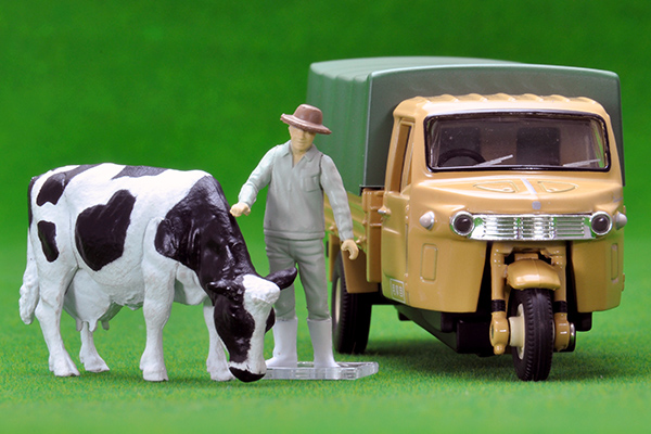 トミカリミテッドヴィンテージ 1/64 ダイハツ CO10T（茶）フィギュア付き