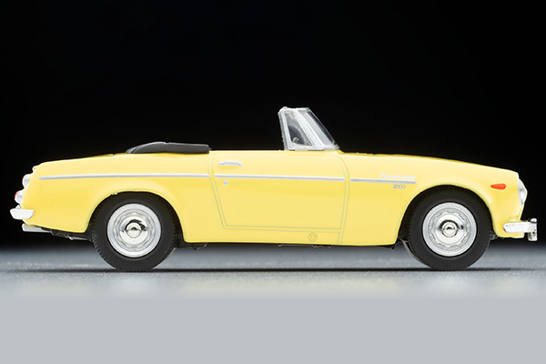 トミカリミテッドヴィンテージ 1/64 ダットサン フェアレディ 2000（黄