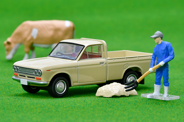 トミカリミテッドヴィンテージ 1/64 ダットサン 1300 トラック（薄茶）フィギュア付