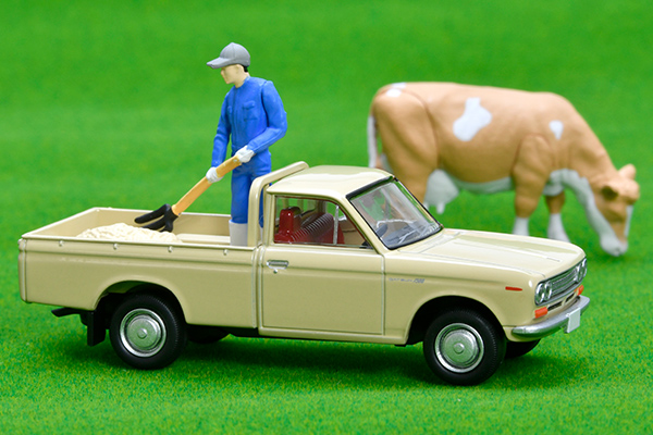 トミカリミテッドヴィンテージ 1/64 ダットサン 1300 トラック（薄茶