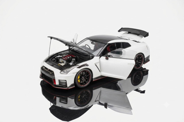 MOTORHELIX(モーターへリックス) 1/18 (ダイキャスト製) Nissan GT-R