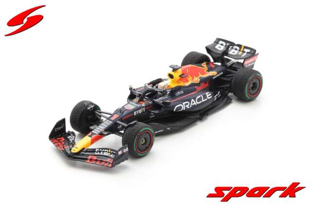 Spark (スパーク) 1/43 Oracle Red Bull Racing RB18 No.1 Oracle Red Bull Racing Winner Japanese GP 2022 2022 Formula One Drivers' Champion Max Verstappen With No.1 and World Champion Board