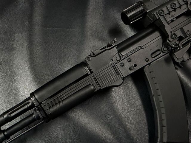 実物AKプラムアッパーハンドガード（黒塗装）