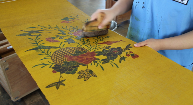 紅型タペストリー 【花籠牡丹に燕】 新築・開店祝い等特別な