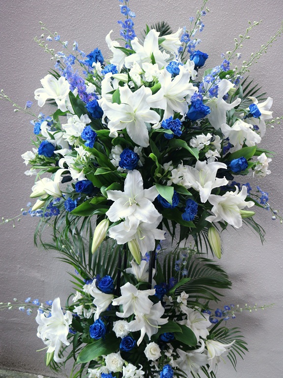【御祝・スタンド花】ロイヤルブルー＆ホワイトの豪華2段スタンド　55000円