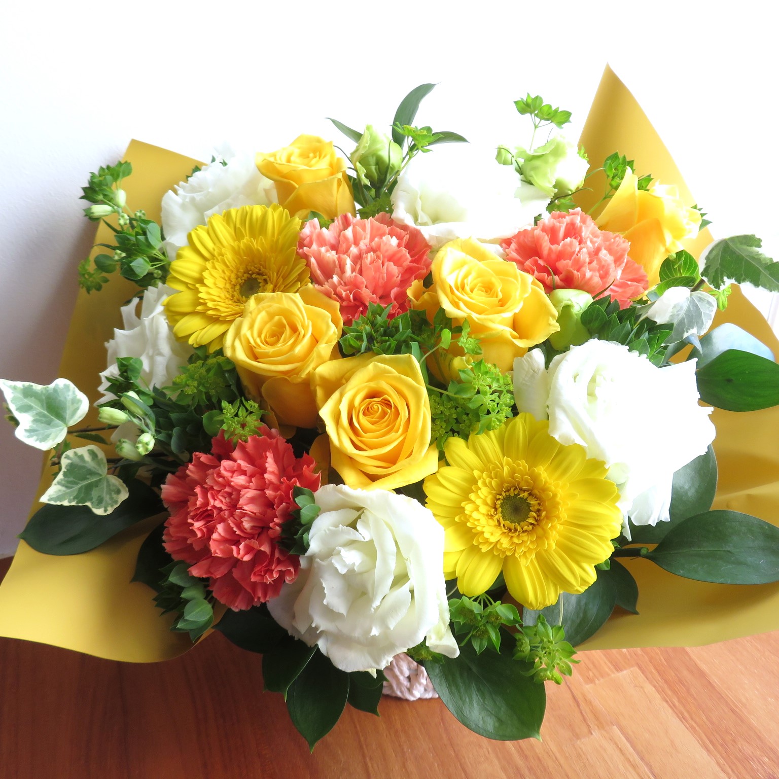 笑顔あふれるイエローバラのアレンジメント　5500円