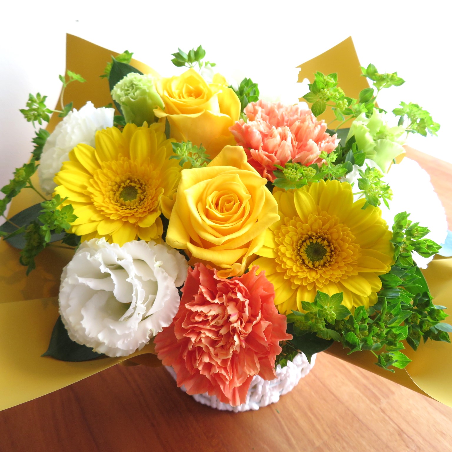 笑顔あふれるイエローバラのアレンジメント　3850円