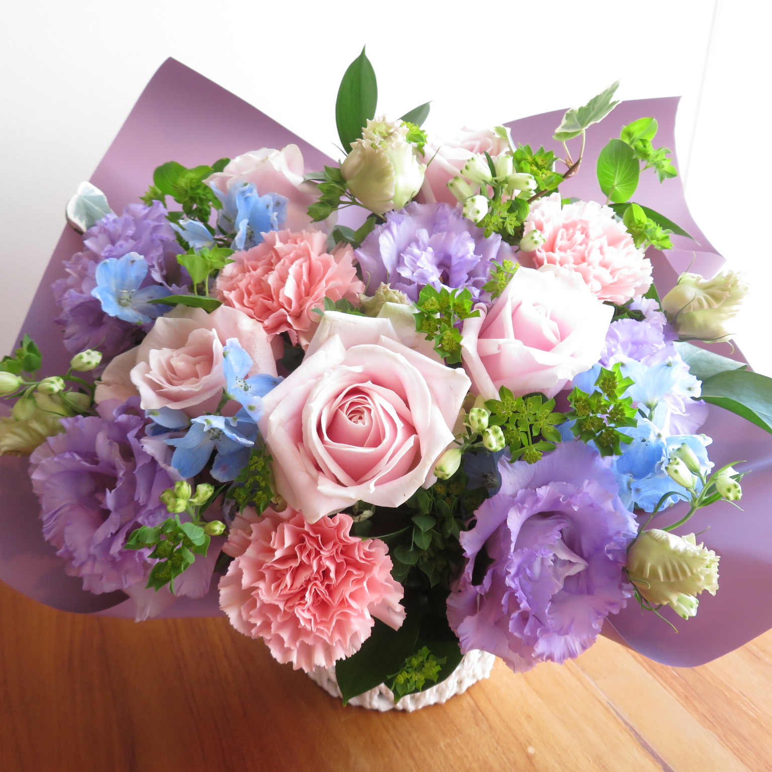 笑顔あふれるバラのラベンダーアレンジメント　5500円