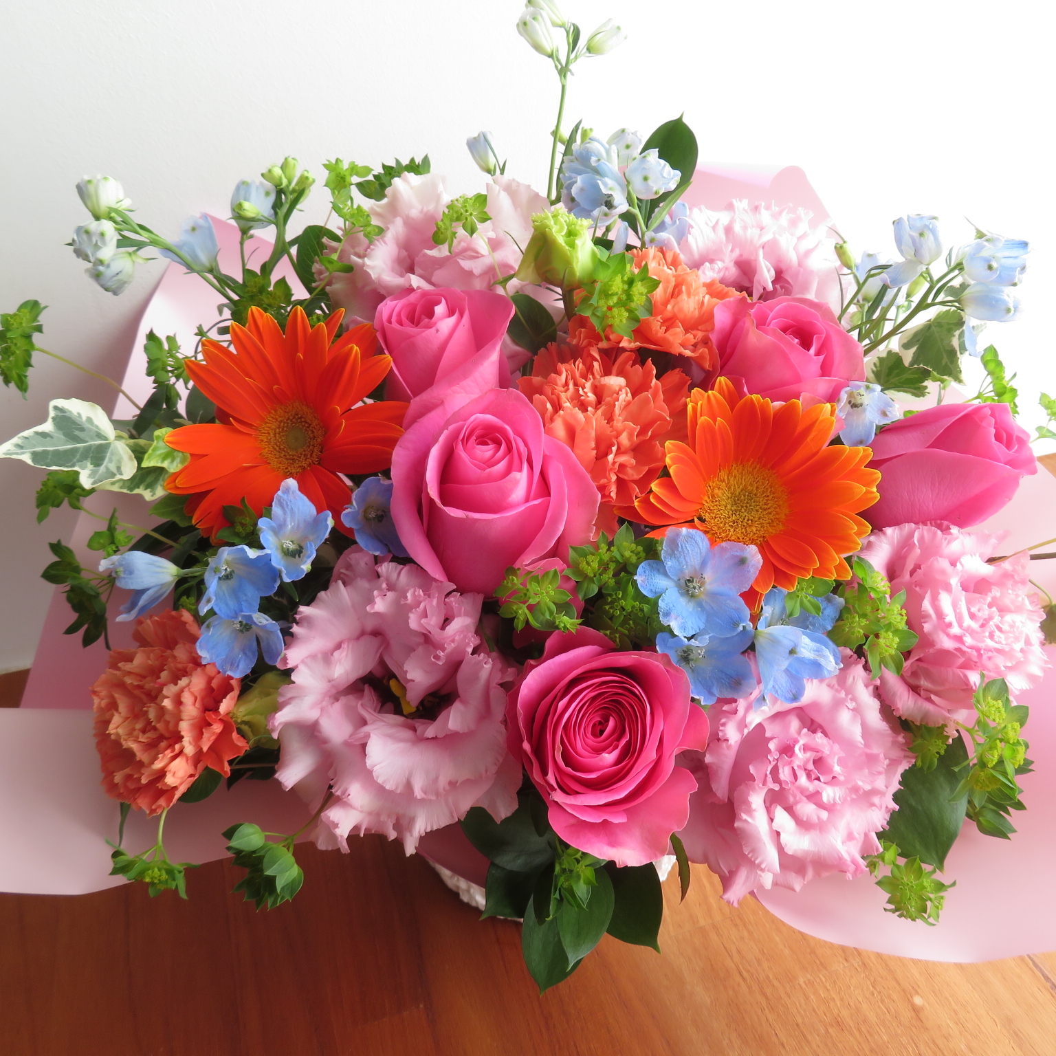 笑顔あふれるピンクバラとライトブルーのアレンジメント　6600円