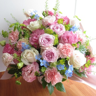 笑顔あふれるピンクバラとライトブルーのアレンジメント　8800円