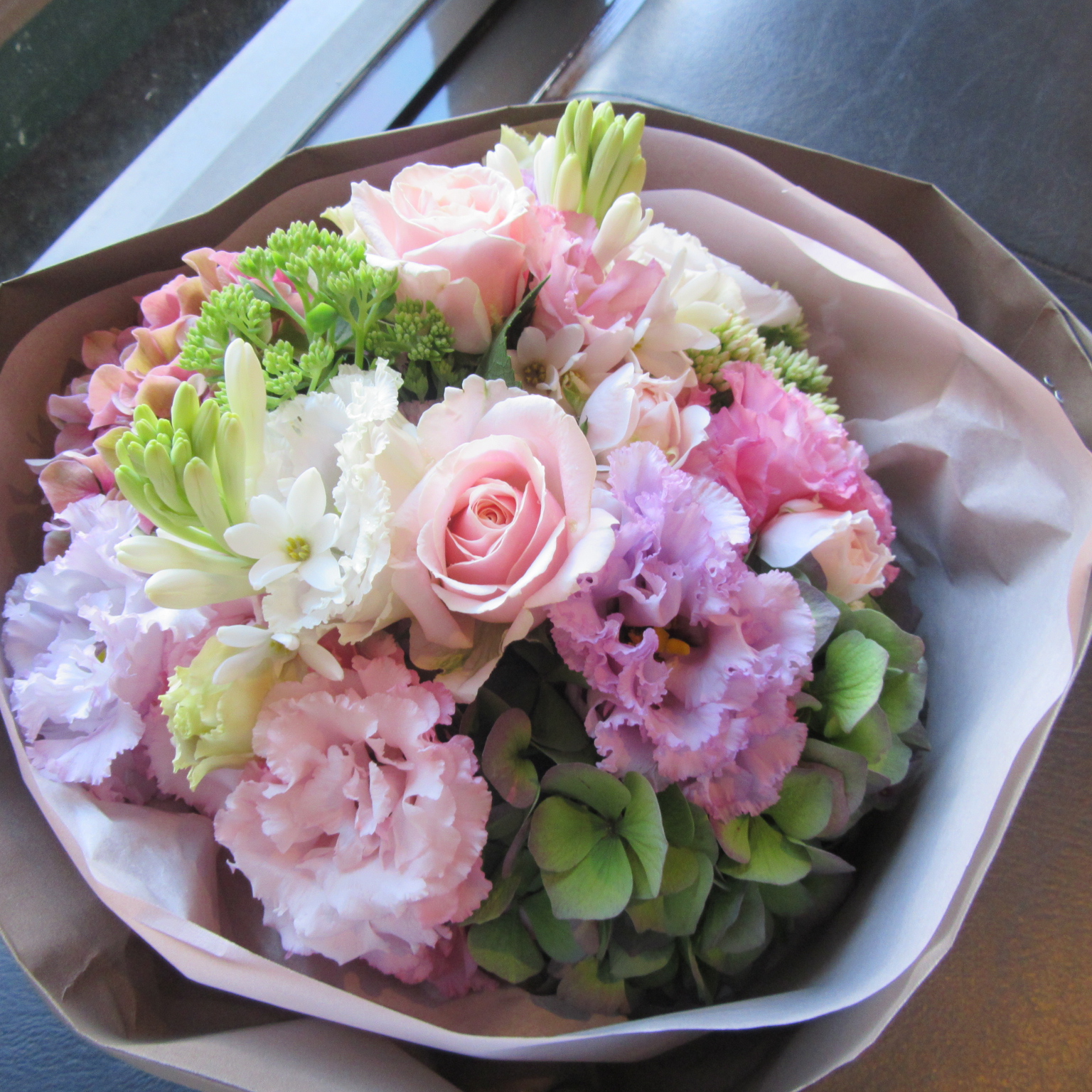 笑顔あふれるバラとトルコキキョウのラウンドブーケ　5500円