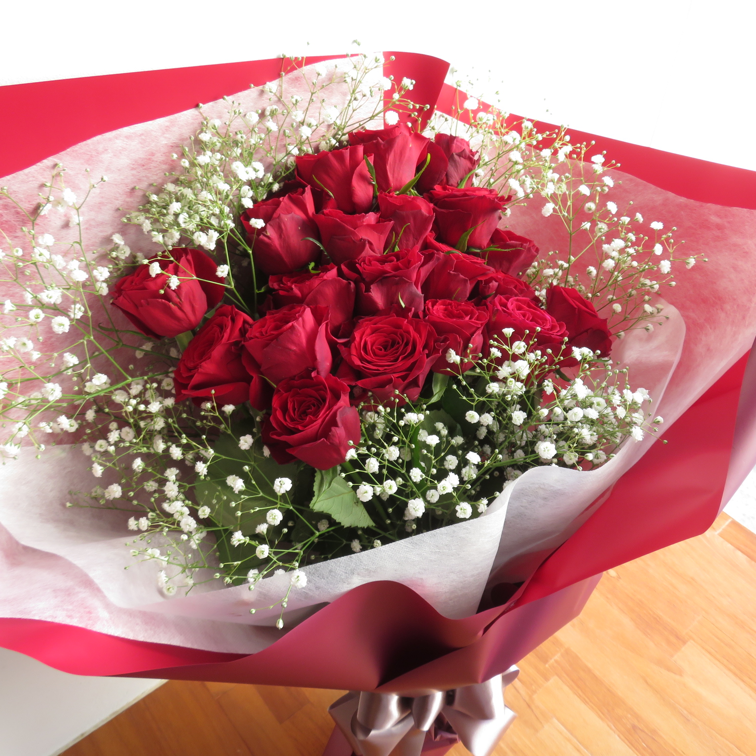 赤いバラ20本とカスミソウの花束　13200円