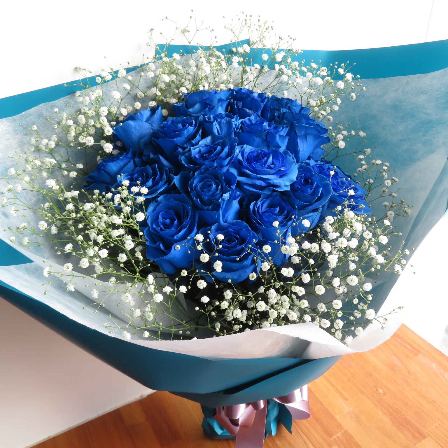 青いバラ20本とカスミソウの花束　18040円