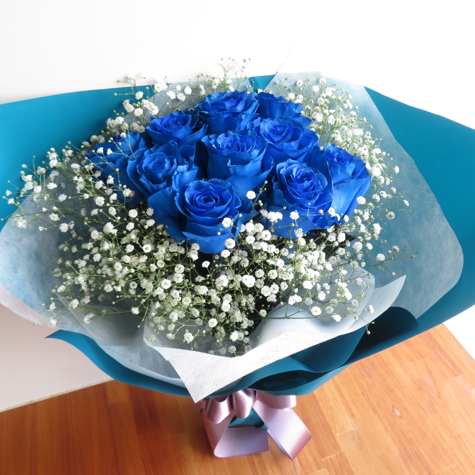 青いバラ10本とかすみそうの花束　11000円