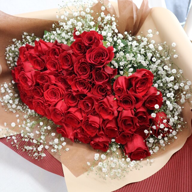 赤バラ50本とカスミソウの花「永遠の愛と友情」　34540円