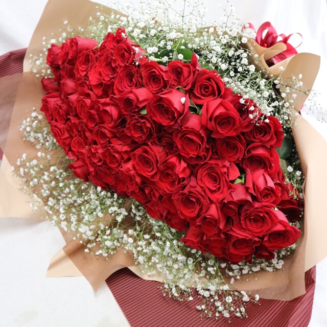 赤バラ108本とカスミソウの花束「結婚してください」　66440円