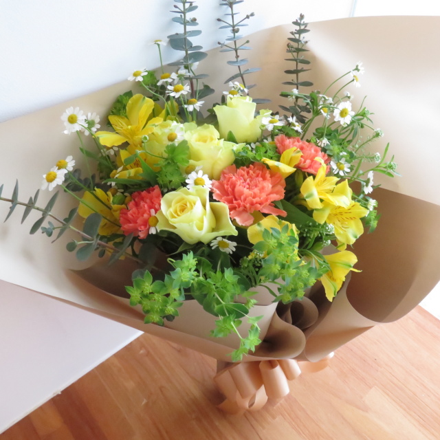 お祝い花束イエロー＆オレンジ　　Mサイズ　5500円