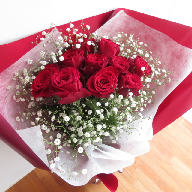 赤いバラ10本とカスミソウの花束　8800円